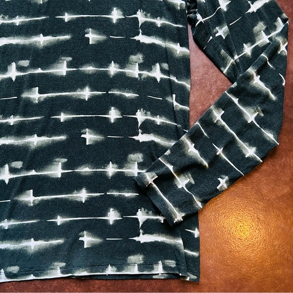 Hudson North- Green and White abstract Turtleneck- size large - Picture 4 of 12